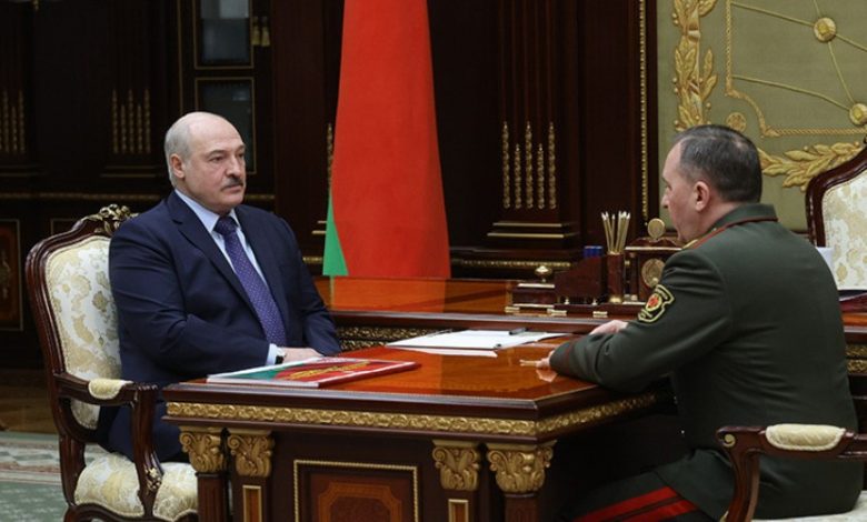 Александр Лукашенко 18 января 2021 года принял с докладом министра обороны Виктора Хренина