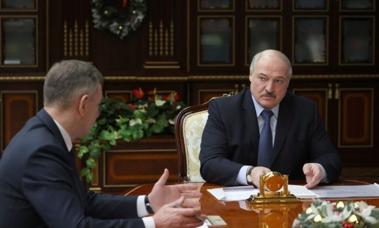 Президент Беларуси Александр Лукашенко 12 января принял с докладом вице-премьера Юрия Назарова и министра промышленности Петра Пархомчика