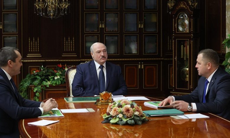 Александр Лукашенко 19 января принял с докладом заместителя премьер-министра Александра Субботина и министра лесного хозяйства Виталия Дрожжу
