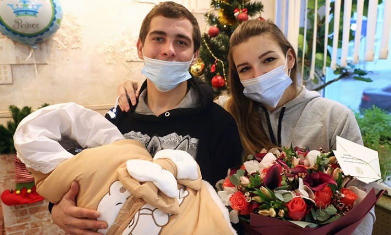 Александр Лукашенко поздравил семью из Орши, в которой родился первый в 2021 году ребёнок
