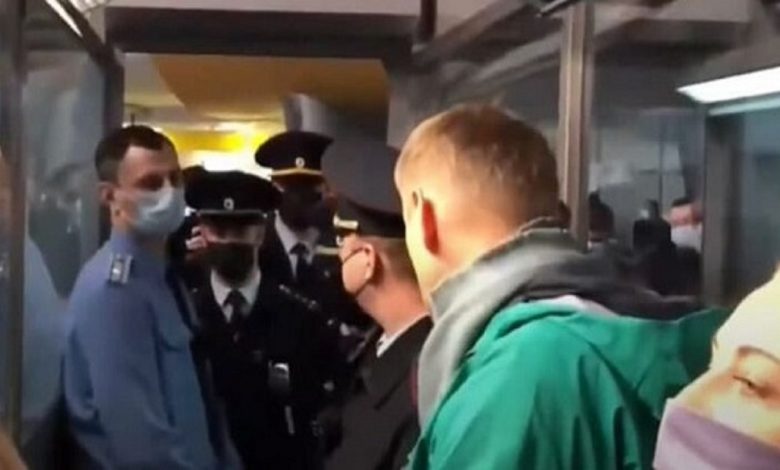 Навального задержали после возвращения в Россию