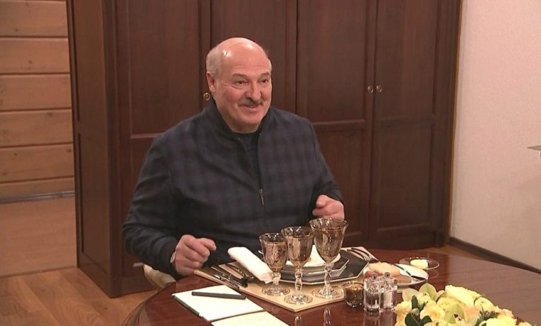 Александр Лукашенко во время обеда с Владимиром Путиным в Сочи 22 февраля
