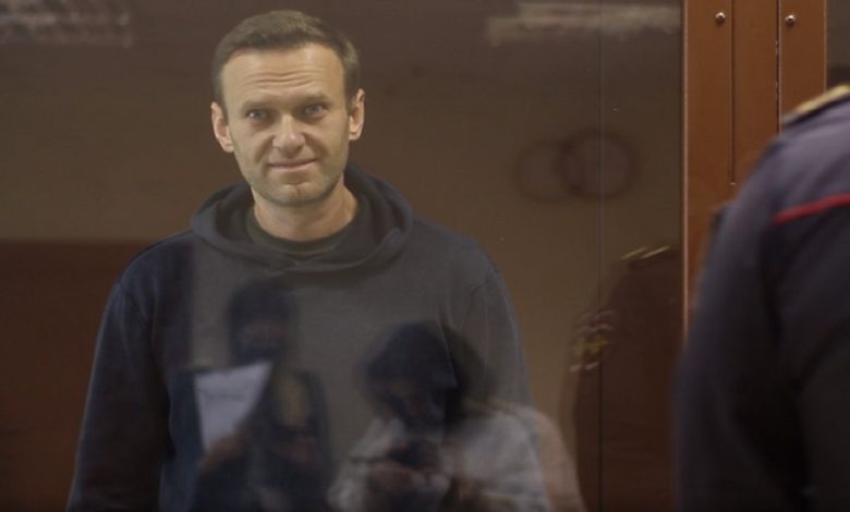 Российского оппозиционера Алексея Навального судят за клевету