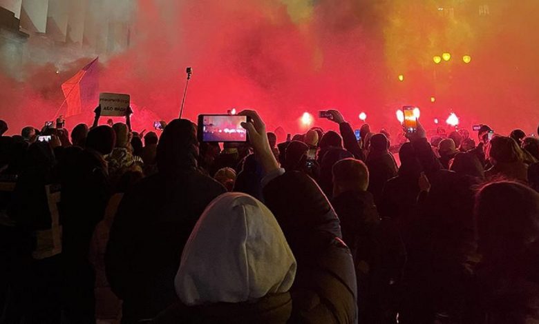В Киеве националисты забросали офис Зеленского петардами
