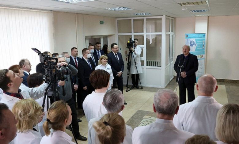 Александр Лукашенко 12 марта пообщался с сотрудниками районной больницы в Молодечно