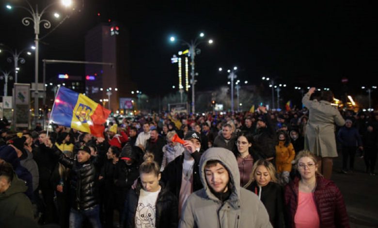 В Румынии прошли протесты против ужесточения ограничительных мер из-за коронавируса В Румынии прошли протесты против ужесточения ограничительных мер из-за коронавируса