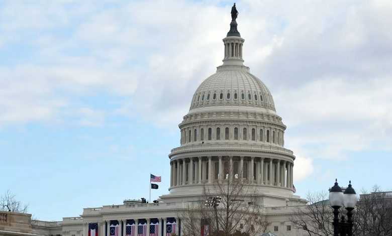 Сенат США принял поправку республиканцев по выплатам безработным к пакету мер по пандемии Сенат США принял поправку республиканцев по выплатам безработным к пакету мер по пандемии