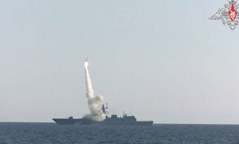 военный корабль выпускает ракету