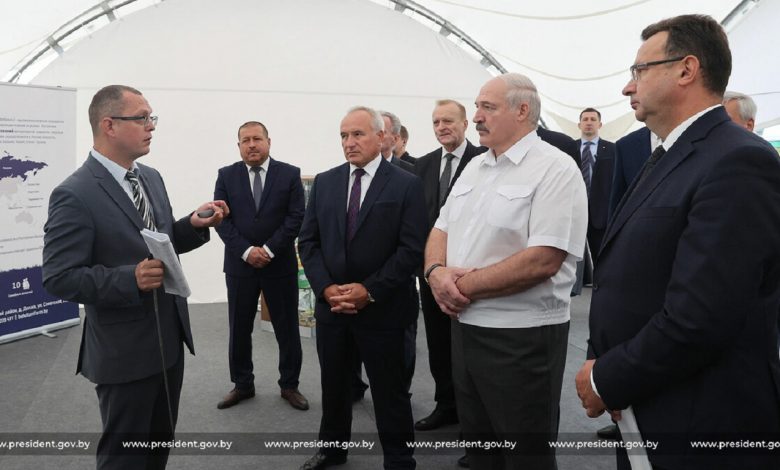 Лукашенко прервал доклад чиновника и попросил «не ругаться матом»