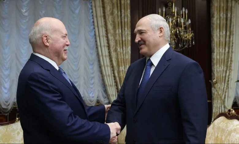 Лукашенко поздравил Мезенцева с Днем рождения
