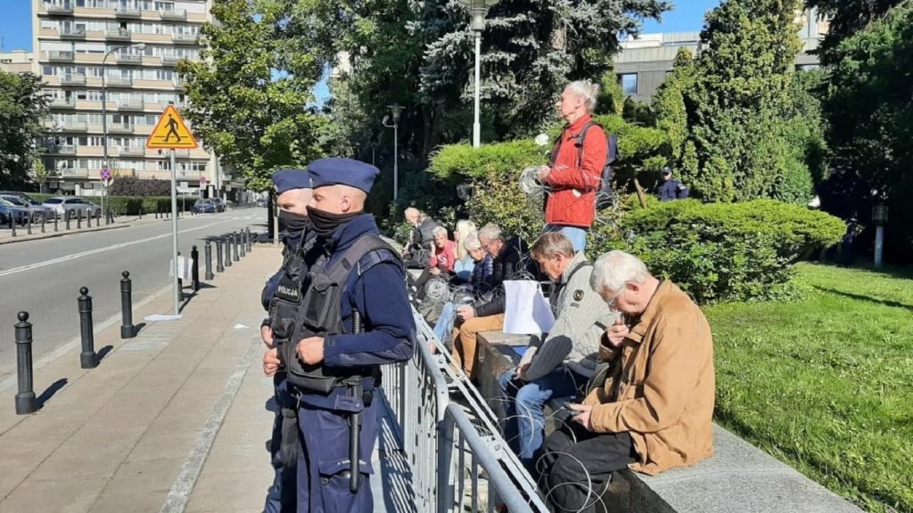 В Польше проходит акция протеста против установки колючей проволоки на границе