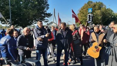 Протестующие жители Риги вышли на акцию против «ковидных» ограничений