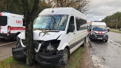 ДТП в Минске: маршрутка въехала в дерево – пострадали пассажиры