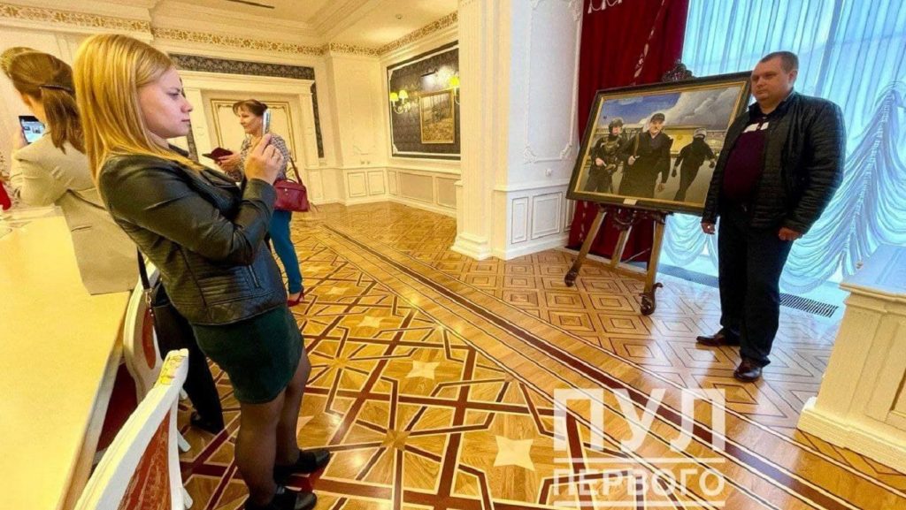 Во Дворце Независимости выставили подаренную Лукашенко картину