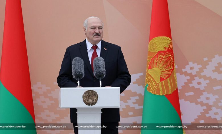 Лукашенко: надо отдавать приоритет повышению благосостояния учителей и врачей