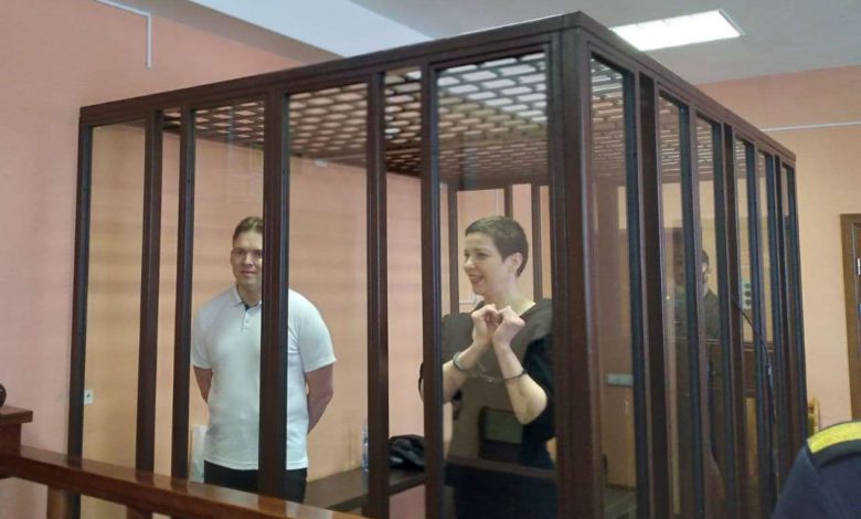 Мария Колесникова и Максим Знак в зале суда