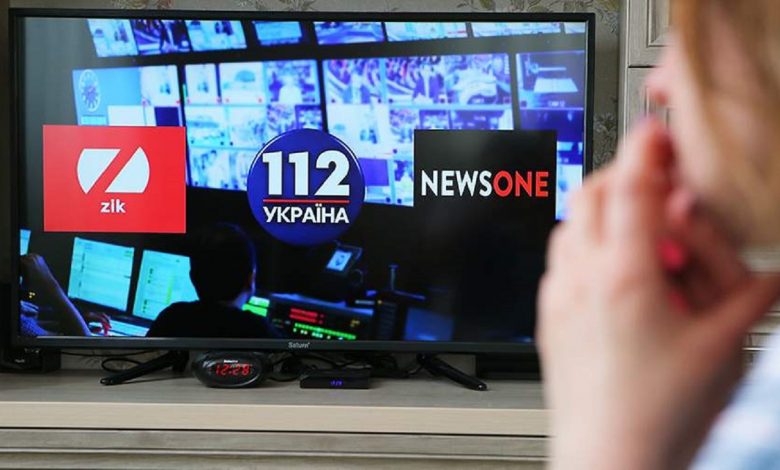 Сотрудники закрытых СМИ проводят акцию протеста в Киеве