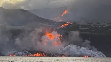 Лава извергающегося вулкана на Канарских островах достигла океана