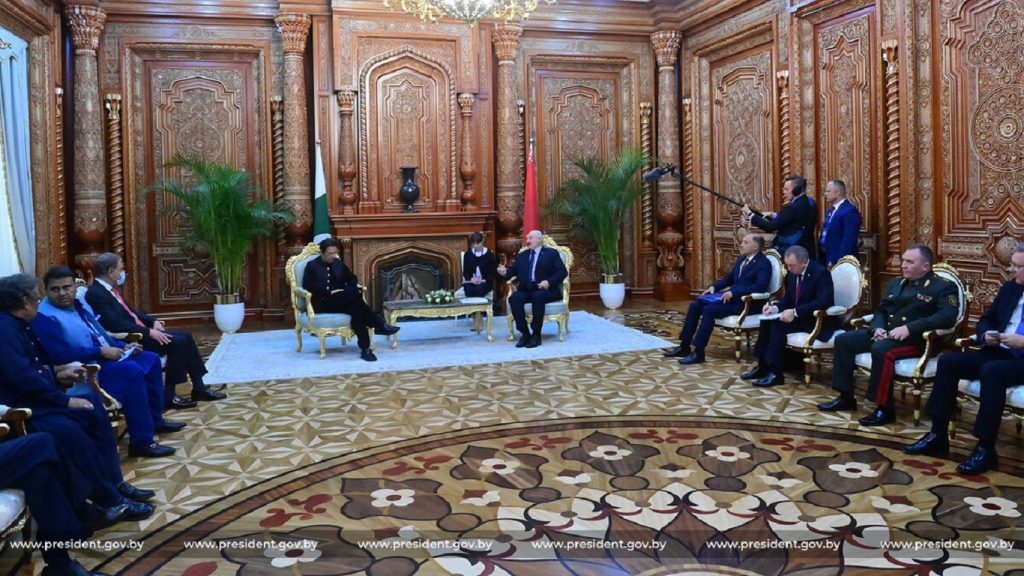 Лукашенко провел в Душанбе встречу с премьером Пакистана Имраном Ханом