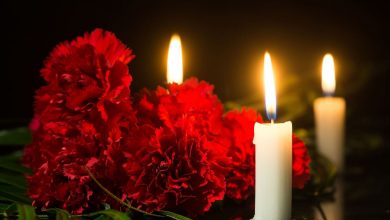 день траура, цветы и свечи