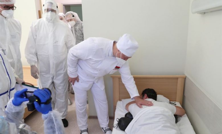 Александр Лукашенко 20 октября 2021 года посетил красную зону Минской областной больницы, где находятся на лечении пациенты с COVID-19