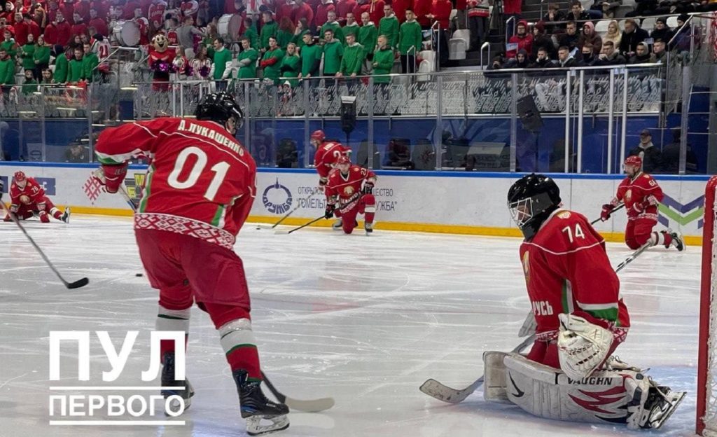Команда Лукашенко победила сборную Брестской области в хоккейном матче 
