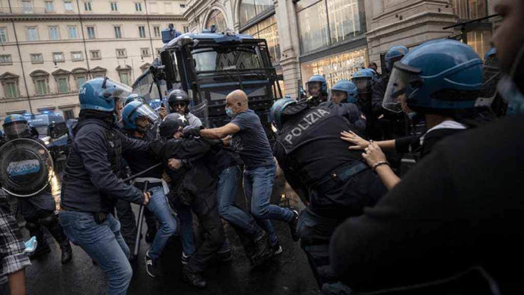 Во время протестов в Риме пострадали около 40 полицейских