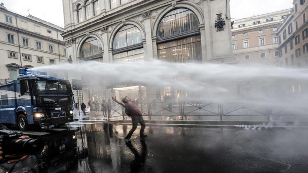 В Риме полиция применила водометы против демонстрантов