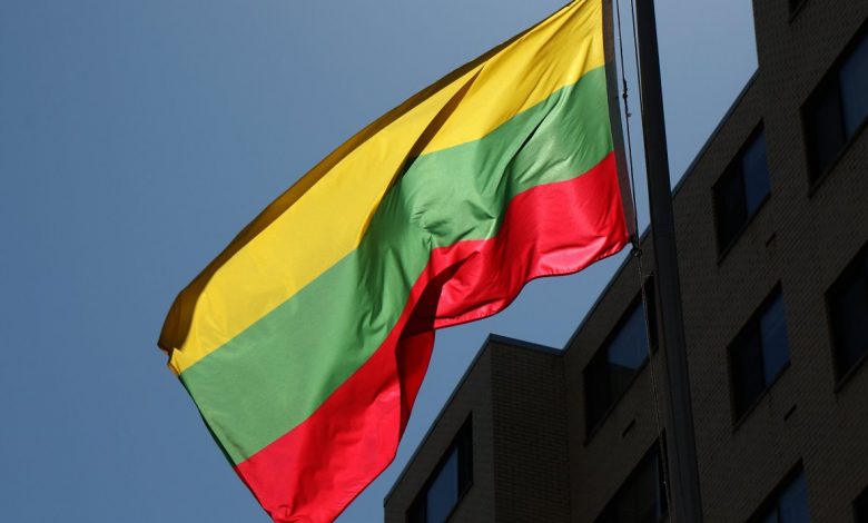 флаг Литвы на здании