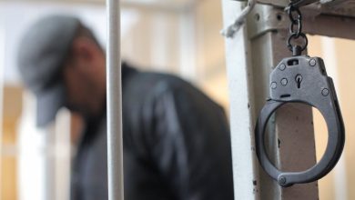 наручники, арест, заключение под стражу