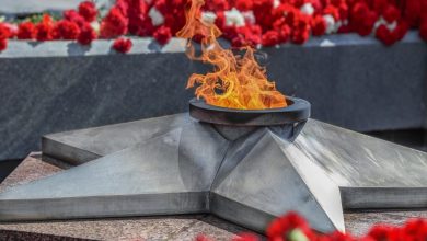 вечный огонь, памятник и цветы