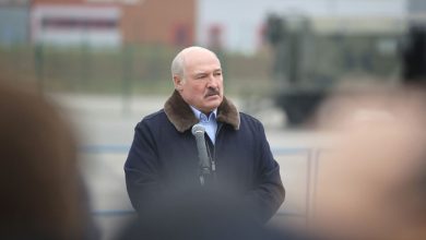 Александр Лукашенко 26 ноября 2021 года посетил транспортно-логистический центр возле пункта пропуска "Брузги", где размещены беженцы