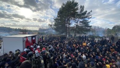 Три большие палатки для обогрева и питания установили в лагере беженцев