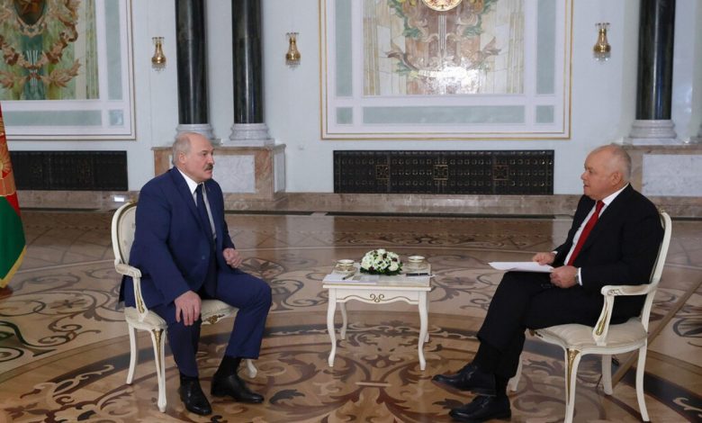 Александр Лукашенко 30 ноября 2021 года дает интервью гендиректору международного информационного агентства "Россия сегодня" Дмитрию Киселёву
