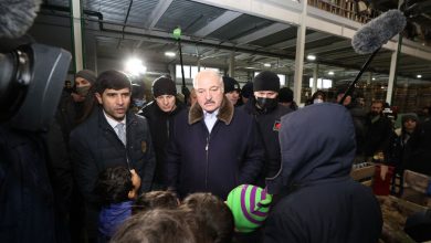 Александр Лукашенко 26 ноября посетил транспортно-логистический центр возле пункта пропуска "Брузги", где размещены беженцы