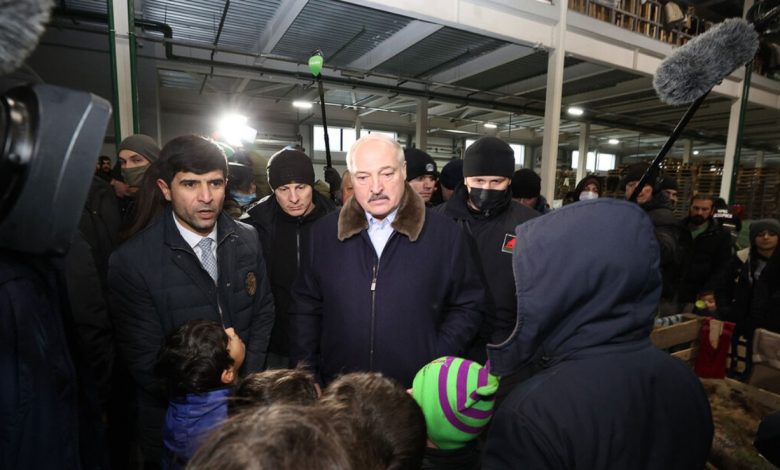 Александр Лукашенко 26 ноября посетил транспортно-логистический центр возле пункта пропуска "Брузги", где размещены беженцы