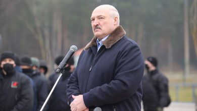 Александр Лукашенко 26 ноября 2021 года посетил транспортно-логистический центр возле пункта пропуска "Брузги", где размещены беженцы