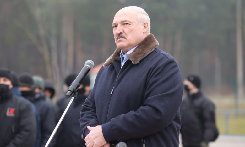 Александр Лукашенко 26 ноября 2021 года посетил транспортно-логистический центр возле пункта пропуска "Брузги", где размещены беженцы