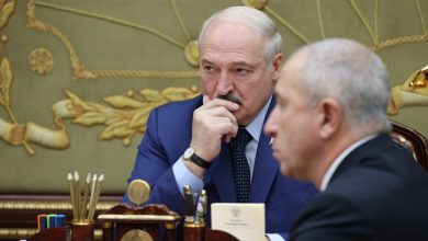 Александр Лукашенко 22 ноября 2021 года принял с докладом председателя Гродненского облисполкома Владимира Караника и помощника Президента - инспектора по Гродненской области Юрия Караева