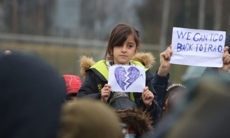 беженцы 25 ноября устроили митинг возле логистического центра на границе