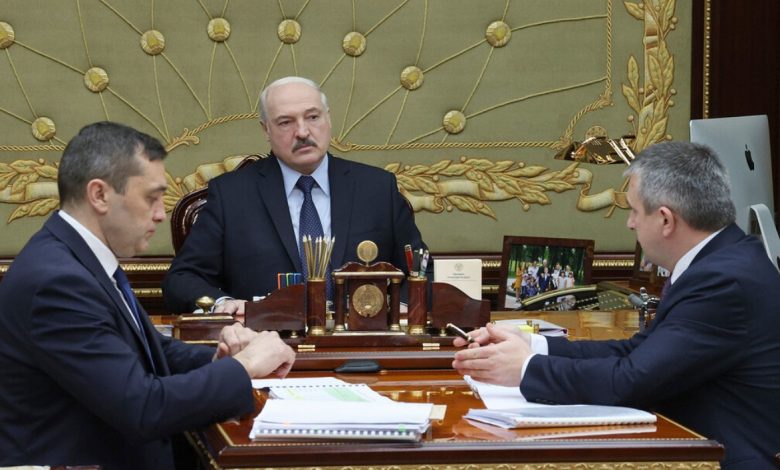 Александр Лукашенко 23 ноября 2021 года принял с докладом Заместителя Премьер-министра Александра Субботина и Министра сельского хозяйства и продовольствия Ивана Крупко