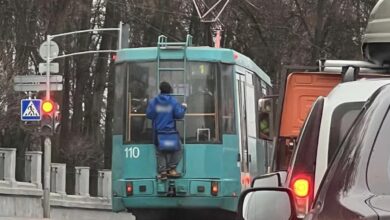 В Минске парень прокатился снаружи трамвая. Инцидент прокомментировали в ГАИ 6
