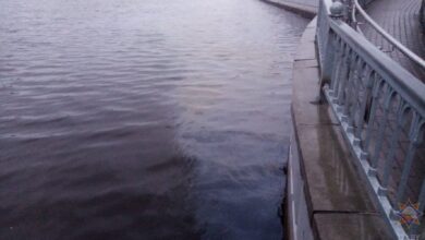 В Бресте на поверхности реки Мухавец обнаружено нефтяное пятно 7