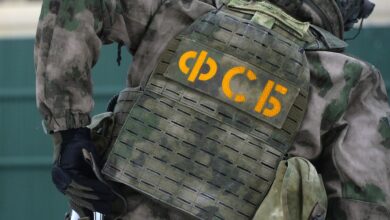 Сотрудник ФСБ в амуниции