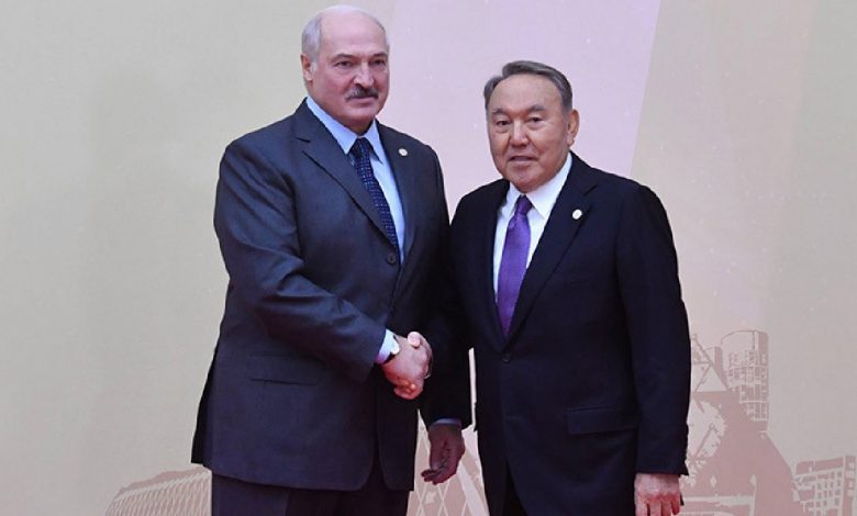 Лукашенко лично поздравил Назарбаева с 30-летием его избрания на пост президента