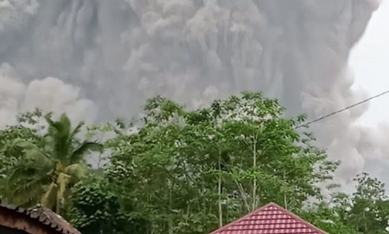 При извержении вулкана в Индонезии пострадали более 40 человек 1
