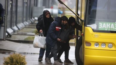 группа беженцев покинула логистический центр на границе