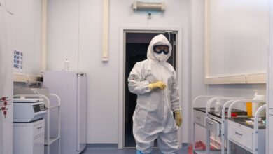 пандемия коронавируса, медик в защитном костюме