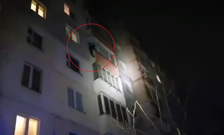 В Солигорске спасли мужчину, висевшего на балконе пятого этажа 1