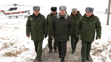 Лукашенко с военными в Луненецком районе